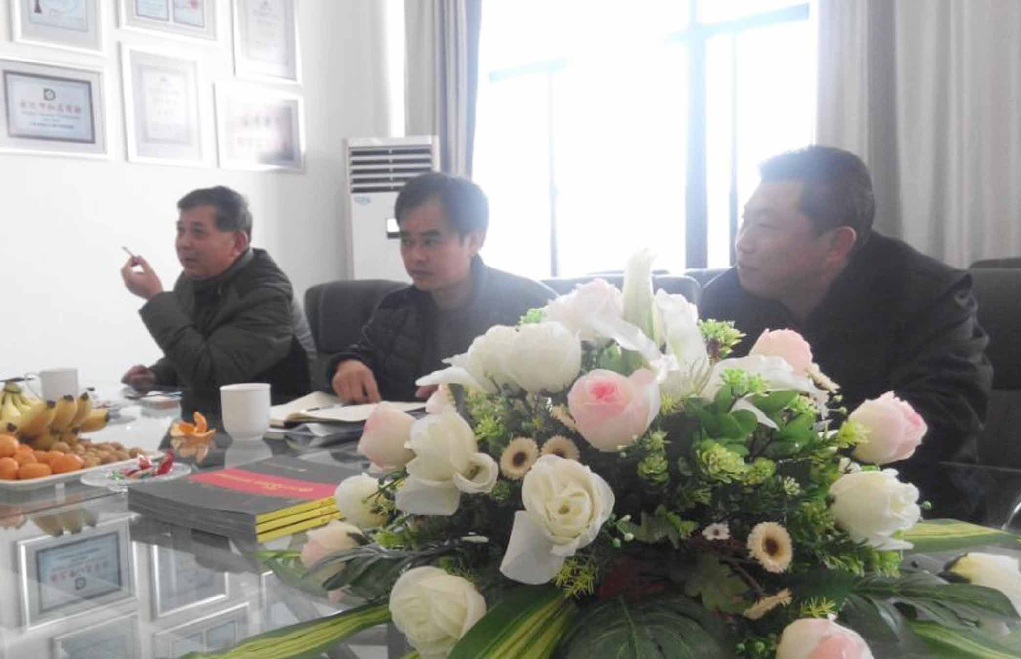 相關(guān)部門對我公司候車亭新廠房進(jìn)行驗(yàn)收