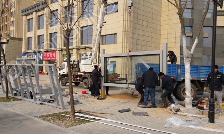 宿遷候車亭安裝現(xiàn)場圖三